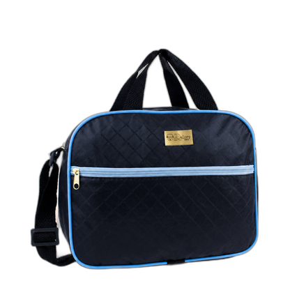 Bolsa preta com detalhes em azul-claro, textura matelassê e alças, vista de frente.