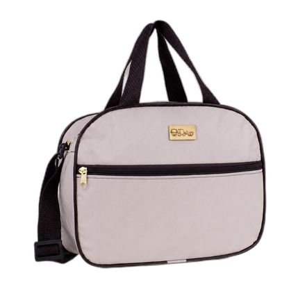 Bolsa de maternidade bege claro arredondada com alças marrons e alça tiracolo regulável.