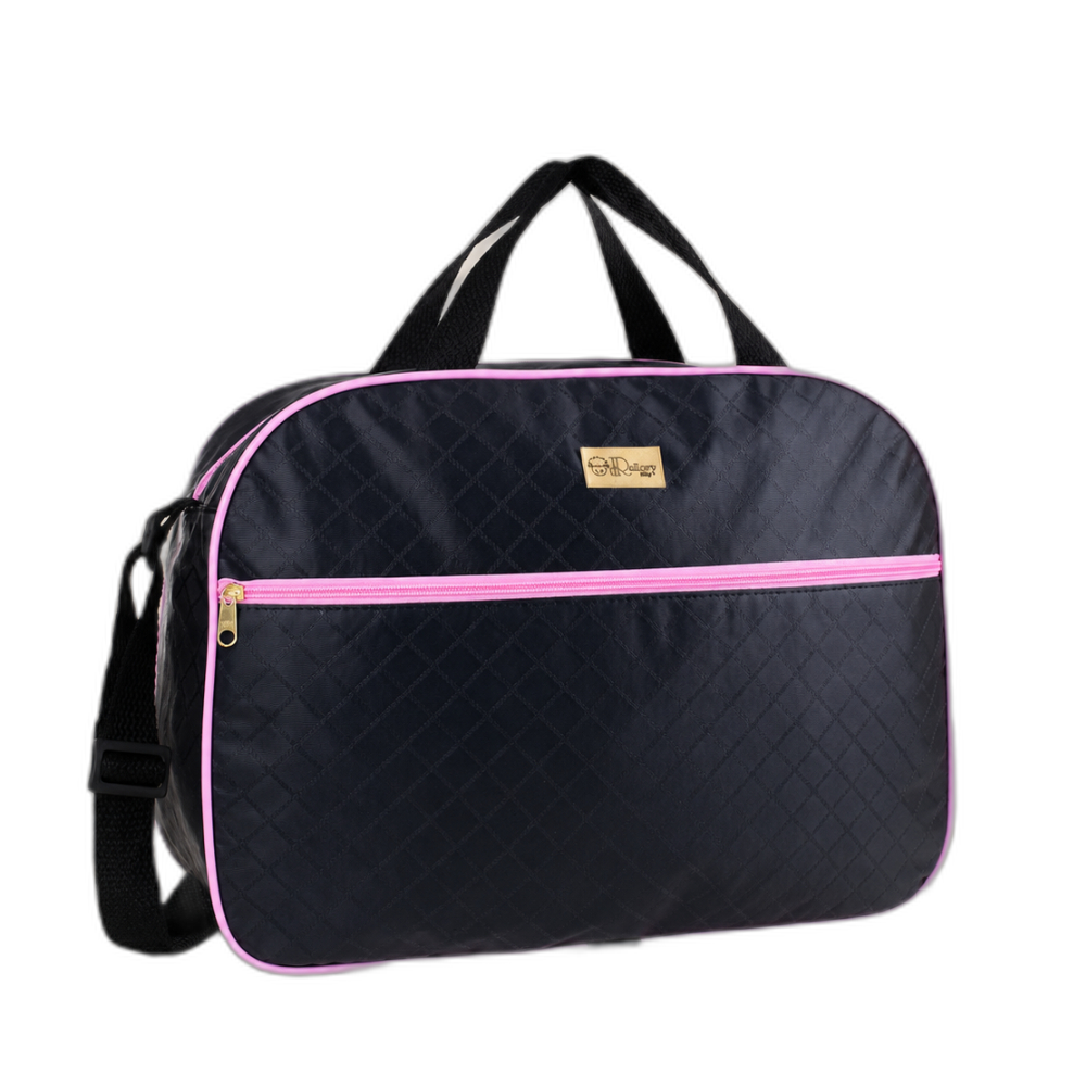 Bolsa de maternidade preta com detalhes rosa, textura matelassê e alças, vista frontal.