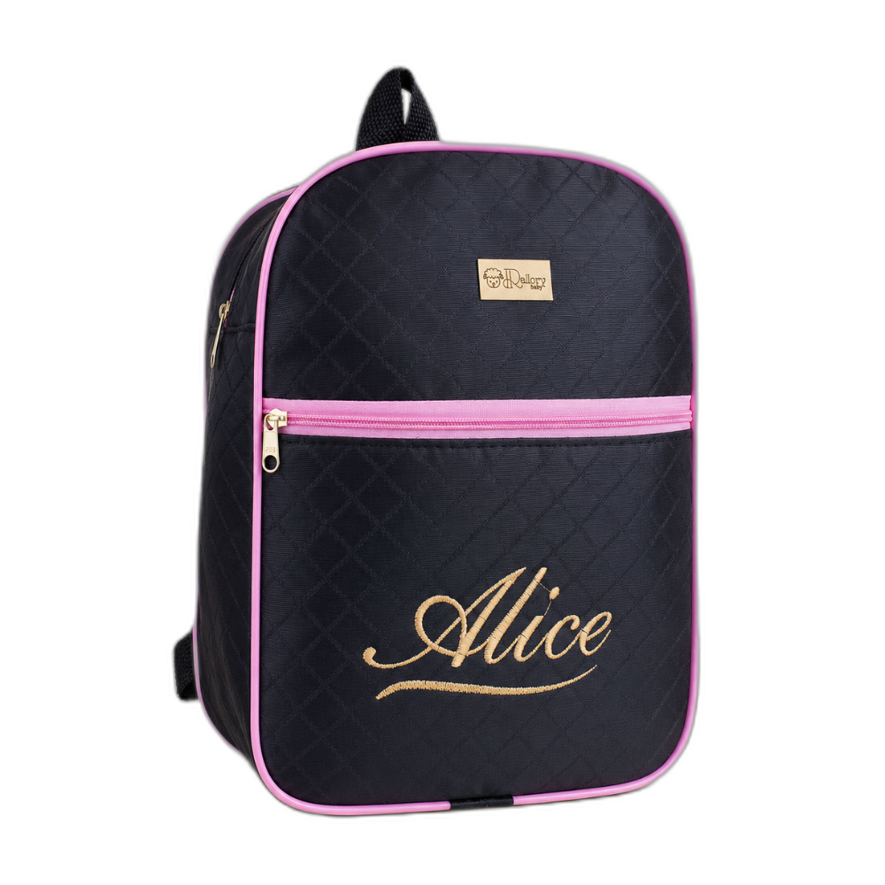 Mochila preta acolchoada com detalhes rosa e nome Alice bordado em dourado, vista frontal.
