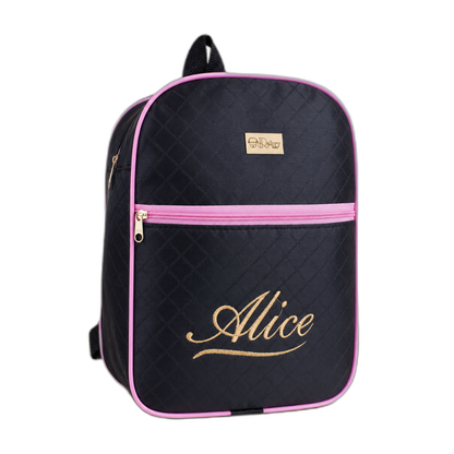 Mochila preta acolchoada com detalhes rosa e nome Alice bordado em dourado, vista frontal.