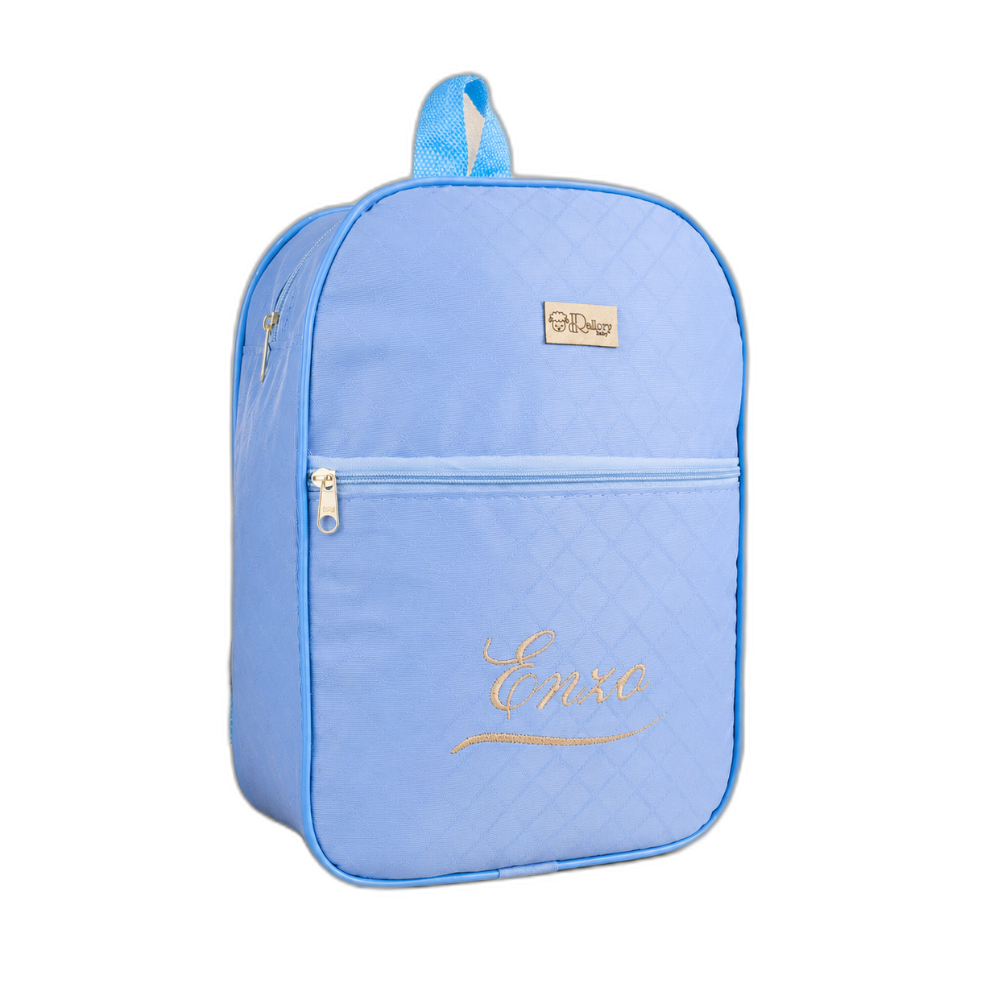 Mochila retangular azul-claro personalizada com o nome Enzo, mostrada em ângulo frontal.