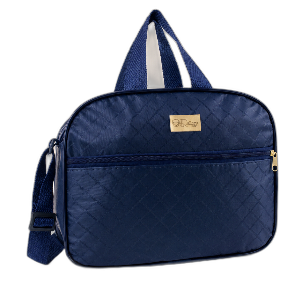Bolsa maternidade azul-marinho matelassê com alça regulável e detalhes dourados em fundo preto.
