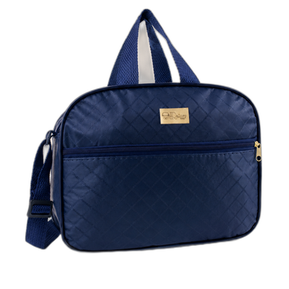 Bolsa maternidade azul-marinho matelassê com alça regulável e detalhes dourados em fundo preto.