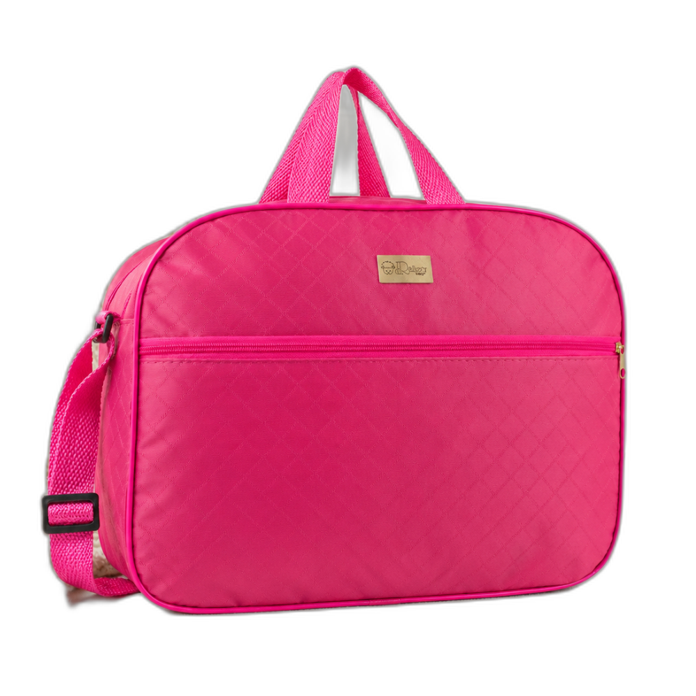 Bolsa de maternidade rosa estruturada com textura matelassê, bolso frontal e alça regulável.