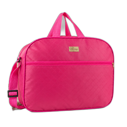 Bolsa de maternidade rosa estruturada com textura matelassê, bolso frontal e alça regulável.