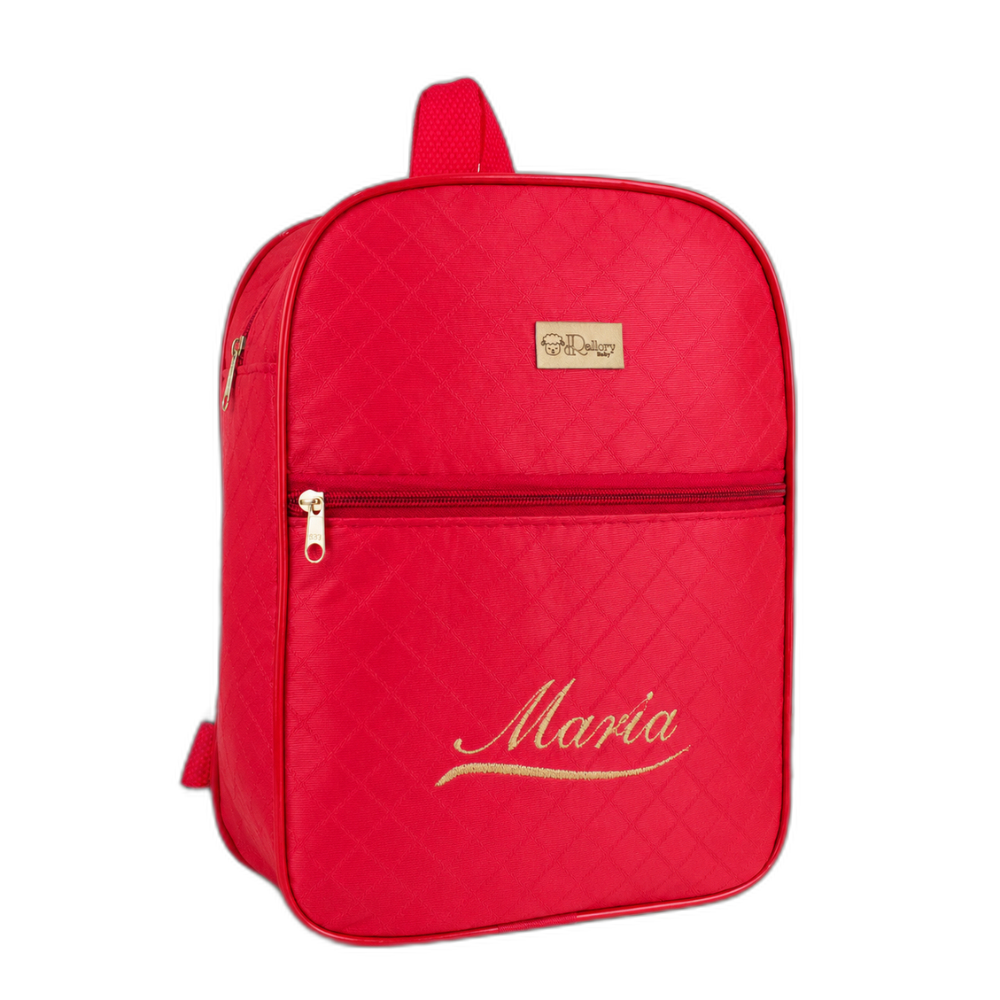 Mochila de maternidade vermelha com o nome Maria bordado em dourado, vista frontal.