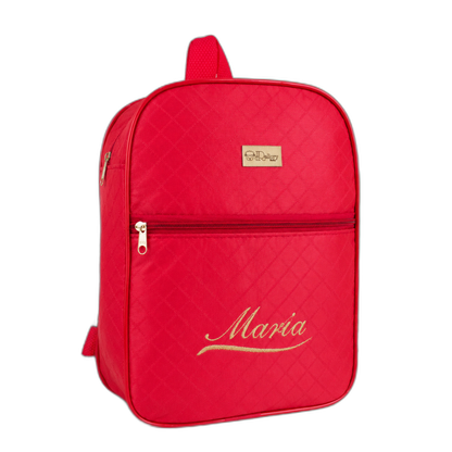 Mochila de maternidade vermelha com o nome Maria bordado em dourado, vista frontal.