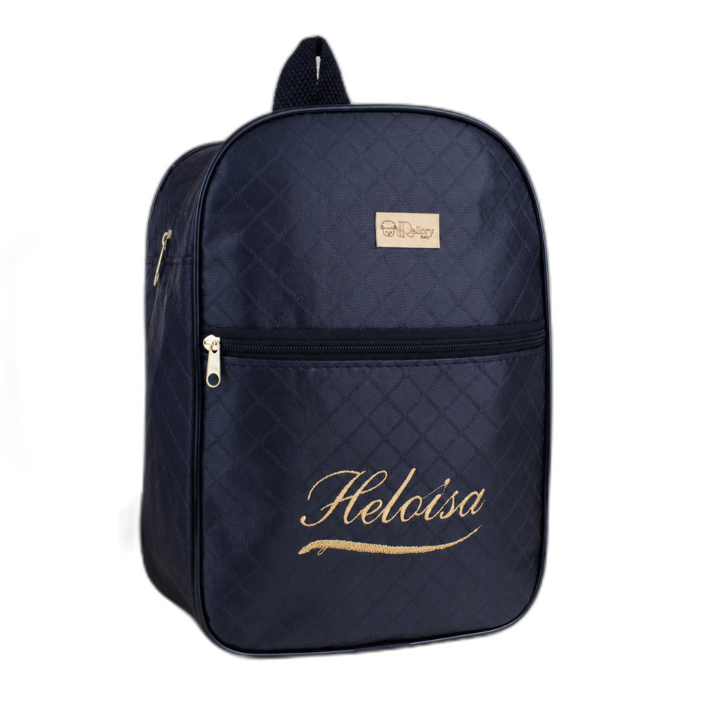 Mochila de maternidade azul-marinho com bordado dourado Heloísa, em ângulo frontal.