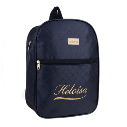 Mochila de maternidade azul-marinho com bordado dourado Heloísa, em ângulo frontal.