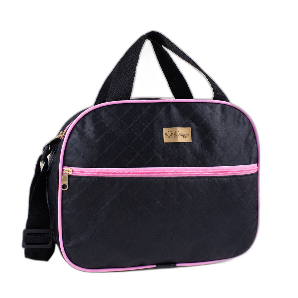 Bolsa preta com costura matelassê, detalhes rosa, alça regulável e logotipo dourado frontal.