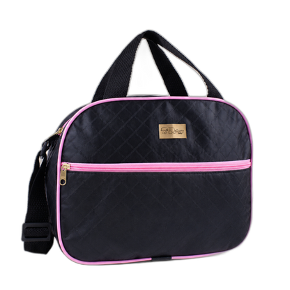 Bolsa preta com costura matelassê, detalhes rosa, alça regulável e logotipo dourado frontal.