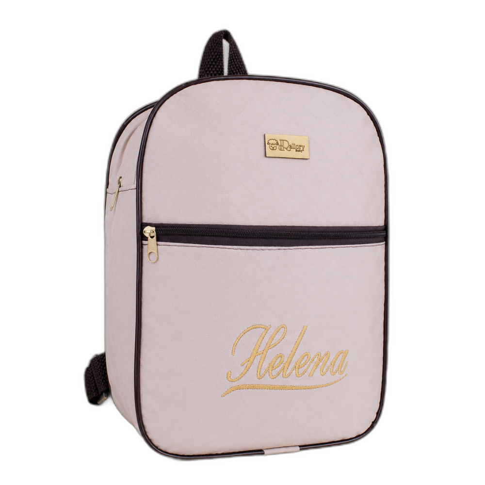 Mochila de maternidade lilás com nome Helena bordado em dourado, vista frontal.
