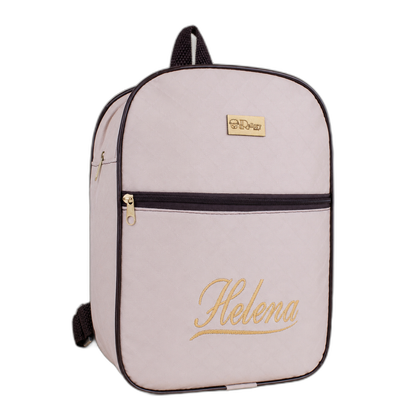 Mochila de maternidade lilás com nome Helena bordado em dourado, vista frontal.