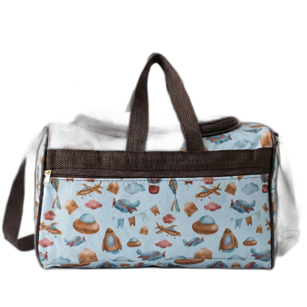 Bolsa de maternidade azul com estampas de aviação e alças marrons, em vista frontal.