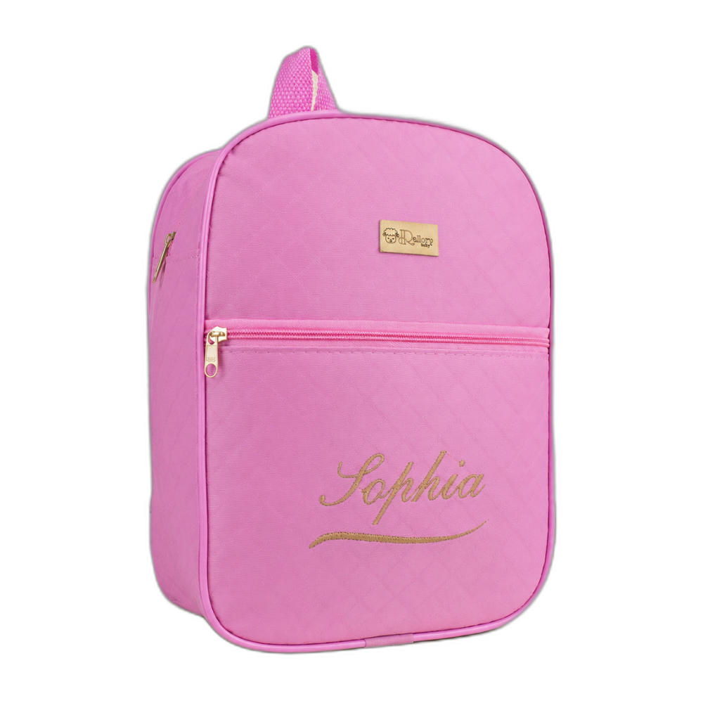 Mochila de maternidade rosa com nome Sophia bordado em dourado em ângulo frontal.