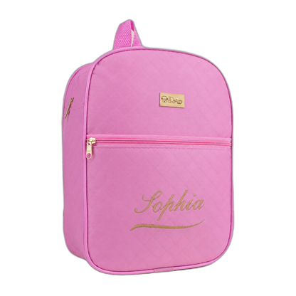 Mochila de maternidade rosa com nome Sophia bordado em dourado em ângulo frontal.