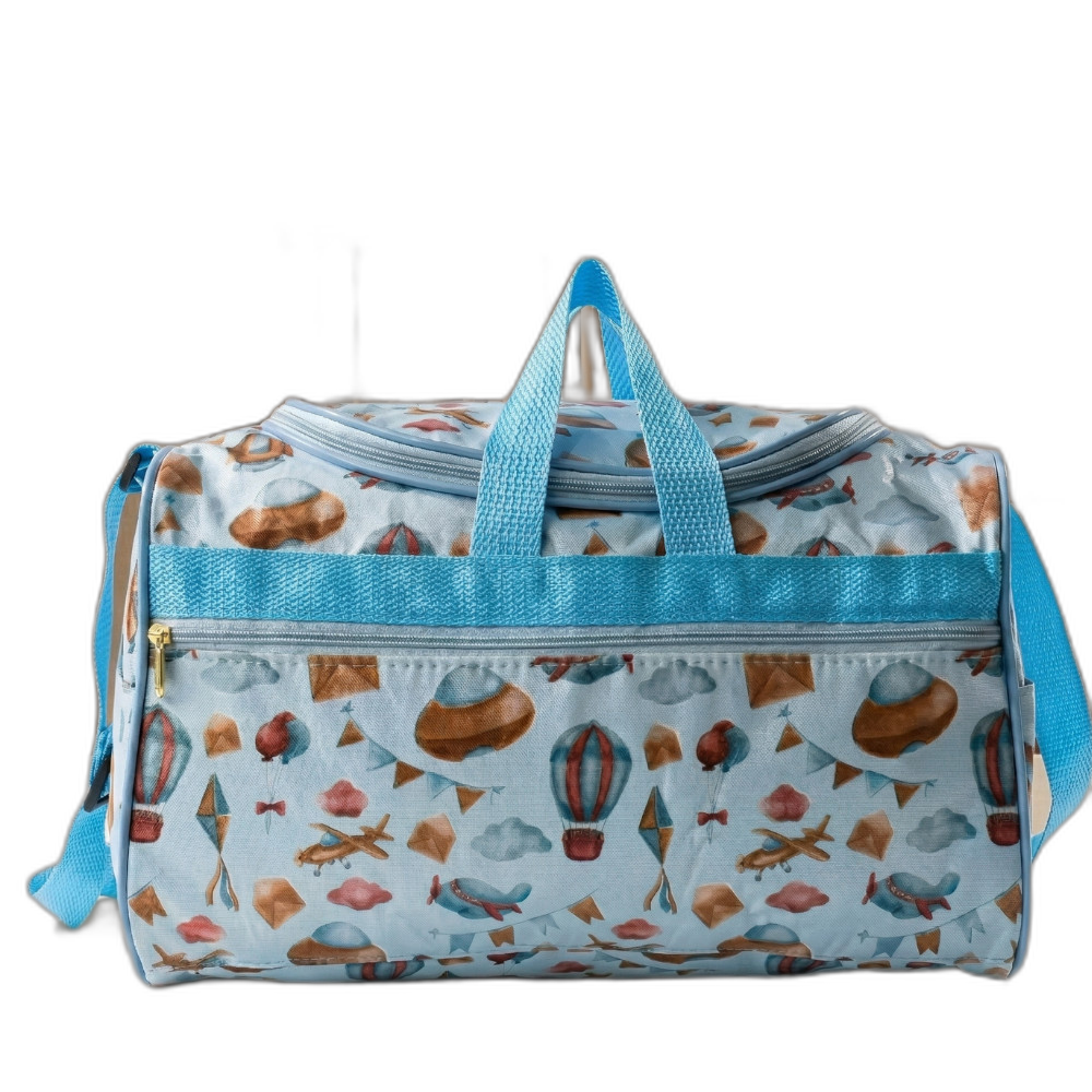 Bolsa de maternidade azul claro estampada com balões e aviões, vista de frente.