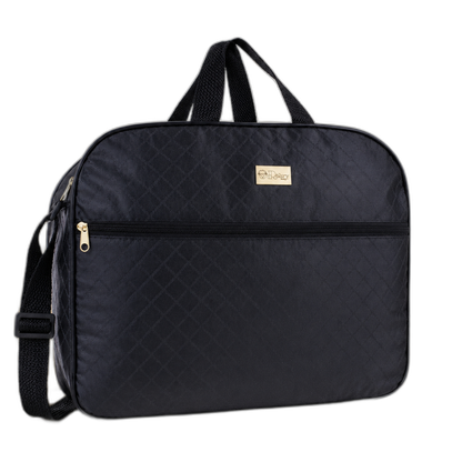 Bolsa maternidade preta em matelassê com detalhes dourados e alça transversal.
