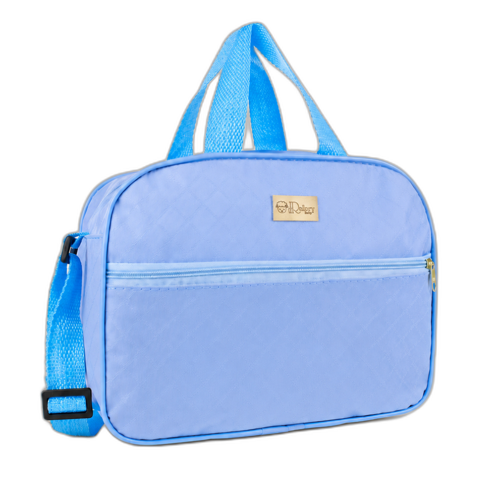 Bolsa maternidade azul-claro compacta com alças, em ângulo diagonal sobre fundo preto.