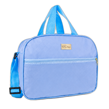 Bolsa maternidade azul-claro compacta com alças, em ângulo diagonal sobre fundo preto.