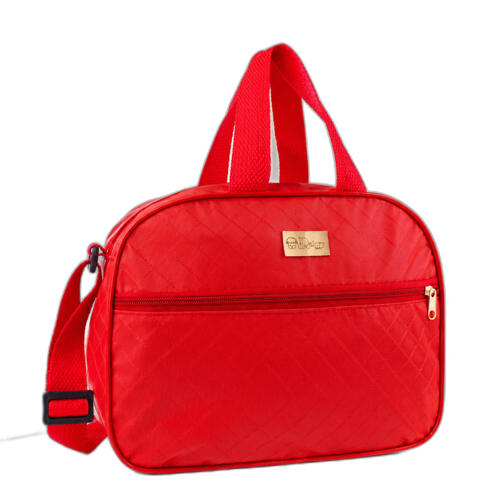 Bolsa de maternidade vermelha com textura matelassê, alça regulável e detalhes dourados em ângulo.