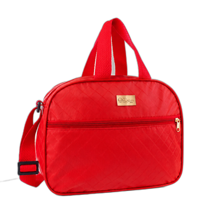 Bolsa de maternidade vermelha com textura matelassê, alça regulável e detalhes dourados em ângulo.
