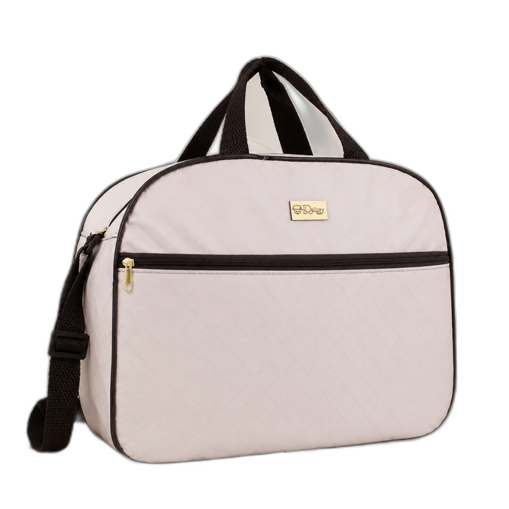 Bolsa de maternidade rosa claro com detalhes pretos, bolso frontal e alça tiracolo.