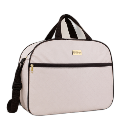 Bolsa de maternidade rosa claro com detalhes pretos, bolso frontal e alça tiracolo.