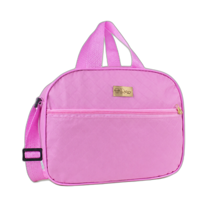 Bolsa de maternidade rosa com alça regulável e de mão sobre fundo preto.