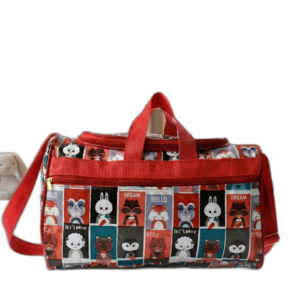 Bolsa retangular vermelha com estampa colorida de animais e alças vermelhas em fundo preto.
