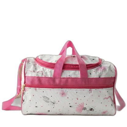 Bolsa maternidade retangular branca com estampa de bailarina rosa e alça transversal rosa.