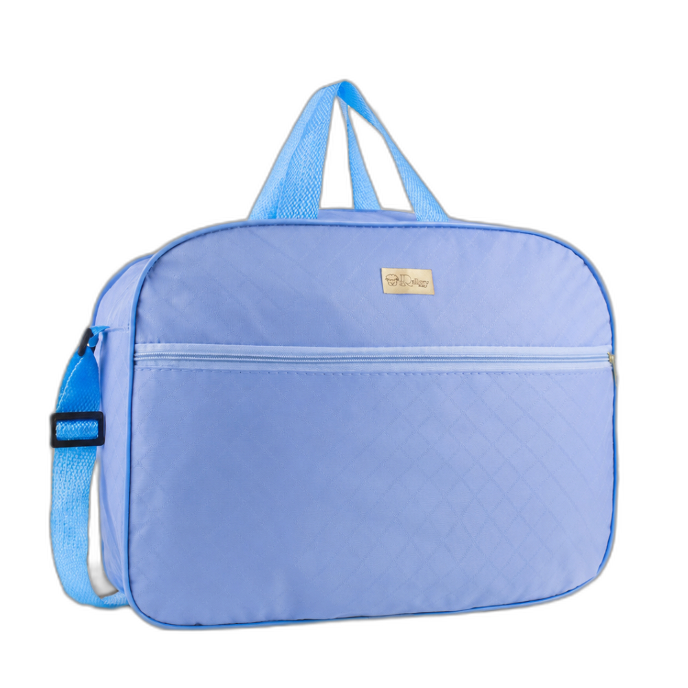 Bolsa maternidade azul-claro estruturada com bolso frontal, alça regulável e acabamento em matelassê.