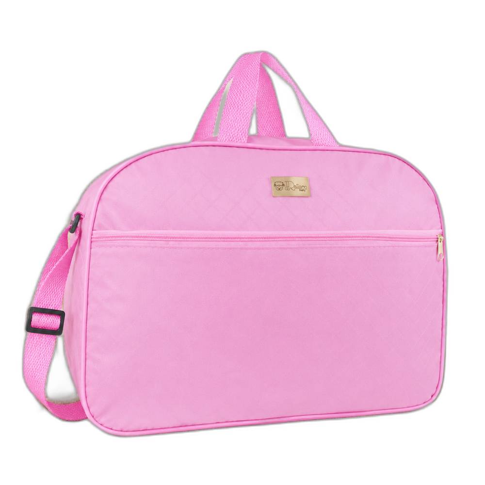 Bolsa maternidade rosa com alça regulável e bolso frontal, em ângulo frontal.