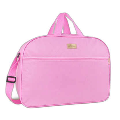 Bolsa maternidade rosa com alça regulável e bolso frontal, em ângulo frontal.