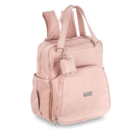 Mochila maternidade rosa com textura de linho, vista em ângulo sobre fundo branco.