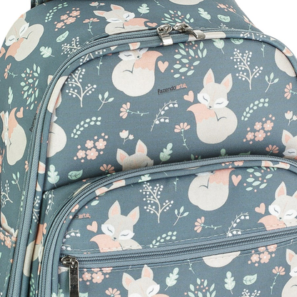 Detalhe em close-up de mochila cinza-azulada com estampa de raposas e zíperes prateados.
