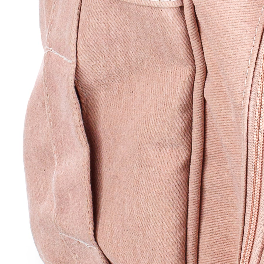 Detalhe aproximado do bolso lateral em tecido rosa com textura e costuras.