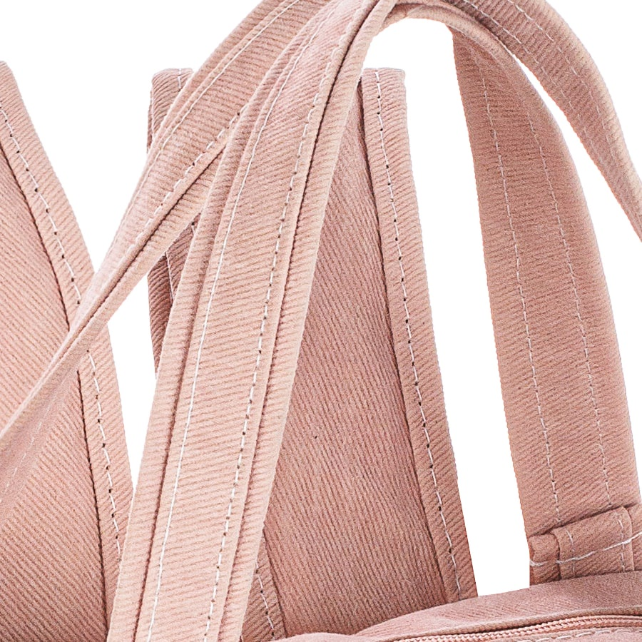 Detalhe em close-up das alças texturizadas em rosa com costuras brancas.