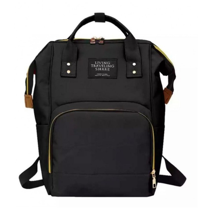 Mochila preta estruturada vista de frente com detalhes dourados e etiqueta centralizada.