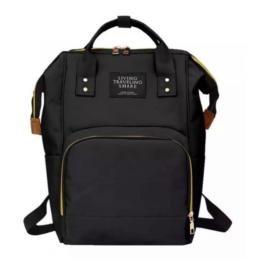 Mochila preta estruturada vista de frente com detalhes dourados e etiqueta centralizada.