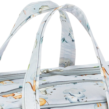 Detalhe das alças e zíper de bolsa de maternidade cinza com estampa safari.