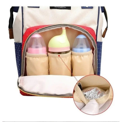 Bolso de mochila de maternidade com três mamadeiras coloridas e detalhe de isolamento térmico.