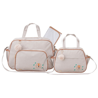 Kit de bolsas maternidade bege com detalhes marrons, bordado de leãozinho e trocador.
