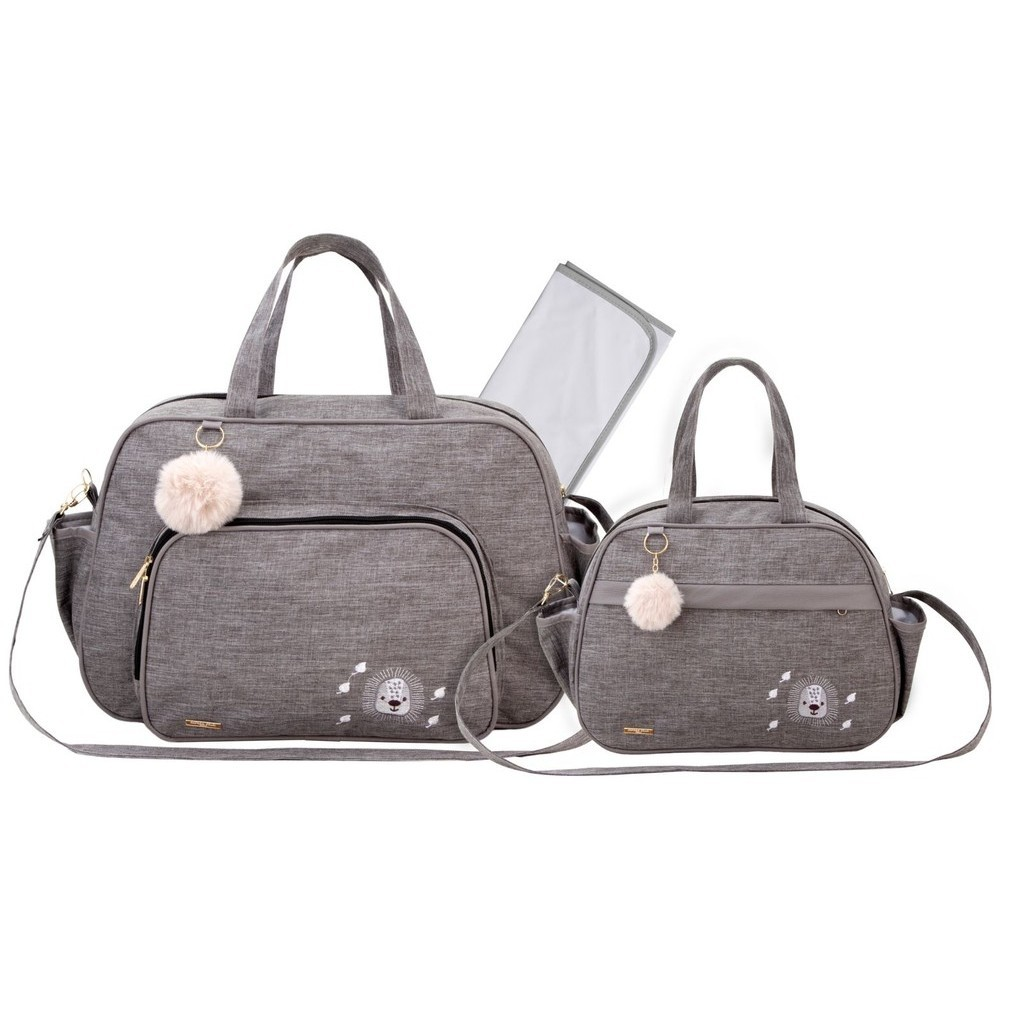 Duas bolsas de maternidade cinzas com trocador e pompons, vistas de frente.