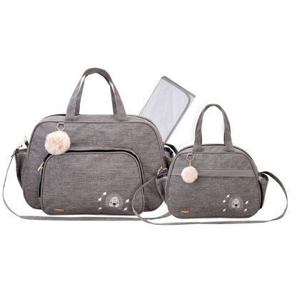 Duas bolsas de maternidade cinzas com trocador e pompons, vistas de frente.