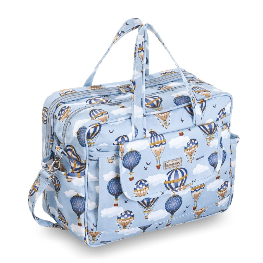 Bolsa maternidade azul com estampa de balões, formato retangular, fotografada em ângulo inclinado.
