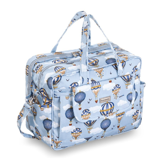 Bolsa maternidade azul com estampa de balões, mostrada em ângulo diagonal.