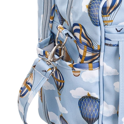 Detalhe lateral de bolsa maternidade azul com estampa de balões e gancho metálico.