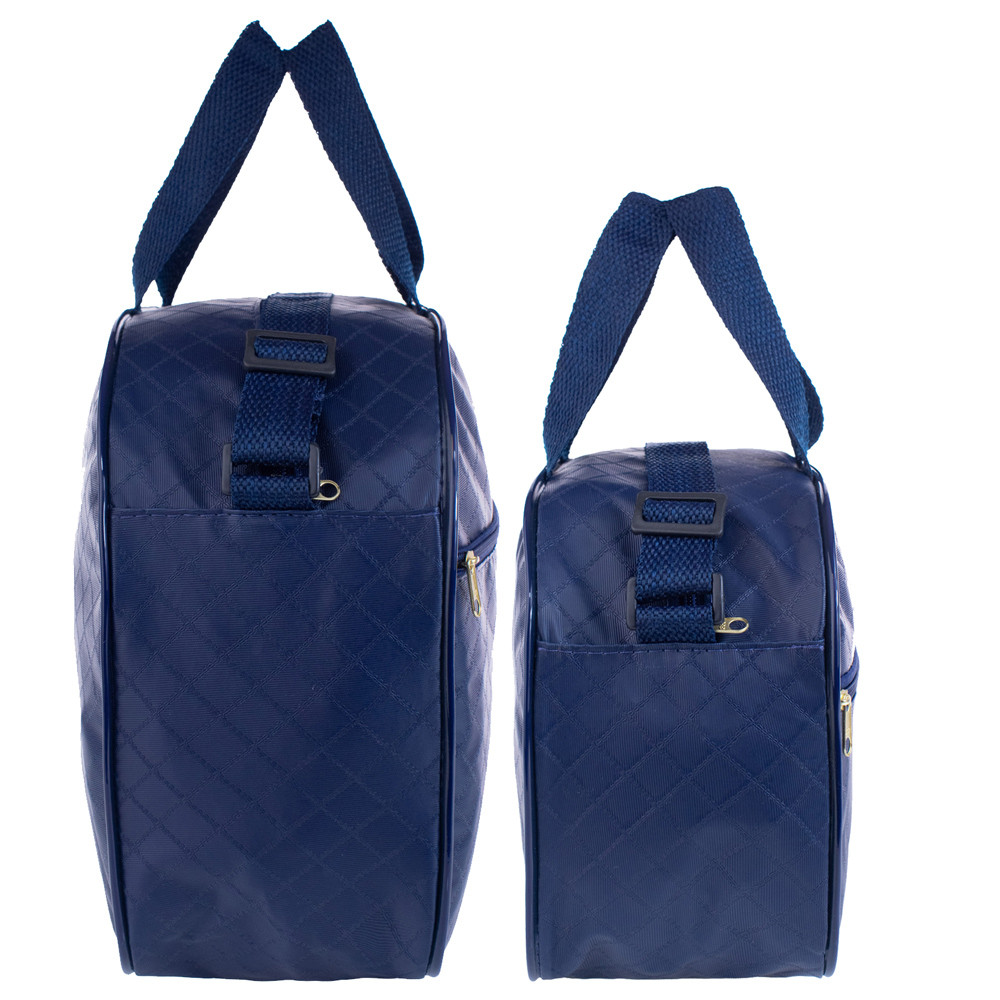 Duas bolsas de maternidade azul escuro com textura matelassê de formato estruturado.